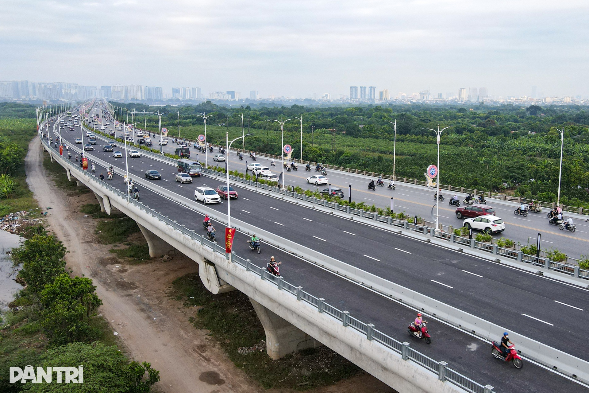 Một tuần sau thông xe giai đoạn 2, cầu Vĩnh Tuy không còn cảnh ùn tắc - 4 Một tuần sau thông xe giai đoạn 2, cầu Vĩnh Tuy không còn cảnh ùn tắc - 4