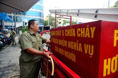 Bảo vệ dân phố vay tiền ngân hàng tự chế xe cứu hỏa