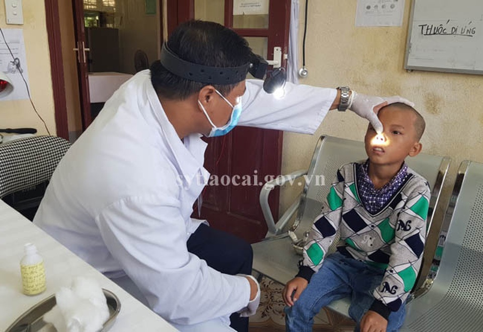 Lào Cai: Gắp con đỉa núi dài 6 cm từ mũi bé trai 5 tuổi - 1 Lào Cai: Gắp con đỉa núi dài 6 cm từ mũi bé trai 5 tuổi - 1