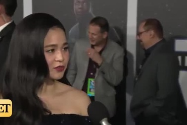 Kelly Marie Tran tươi tắn trả lời phỏng vấn