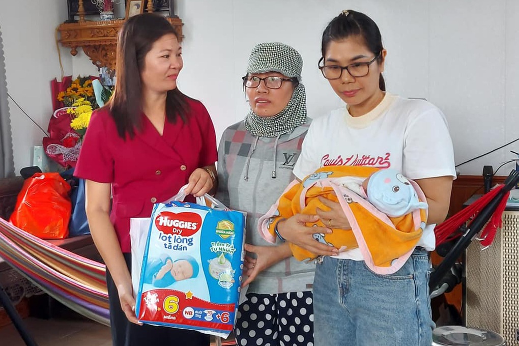 Tìm người thân bé trai sơ sinh bị bỏ rơi trong đêm - 1 Tìm người thân bé trai sơ sinh bị bỏ rơi trong đêm - 1