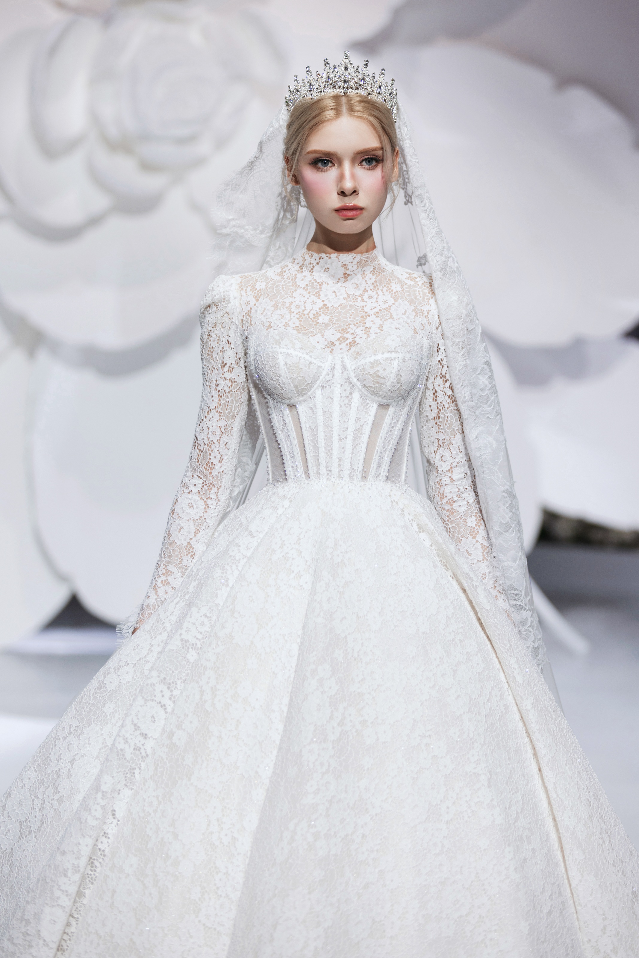 Ho Ngoc Ha est apparue avec un style unique, se démarquant parmi les reines de beauté - 8 Hồ Ngọc Hà xuất hiện với phong cách khác lạ, nổi bật giữa dàn hoa hậu - 8