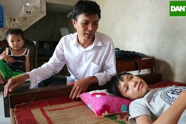 “Đau quá, con chết mất bố ơi”