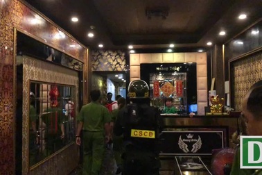 Ra quân truy quét nhà hàng thác loạn ở Sài Gòn
