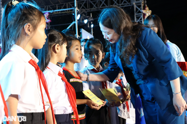 Phó Chủ tịch nước tặng quà Trung thu thiếu nhi Đắk Lắk