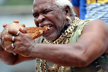 Muốn lập kỷ lục Guinness với bóc vỏ dừa bằng răng