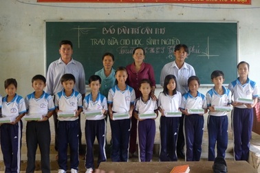 1.000 cuốn vở đến với học sinh nghèo tỉnh Trà Vinh