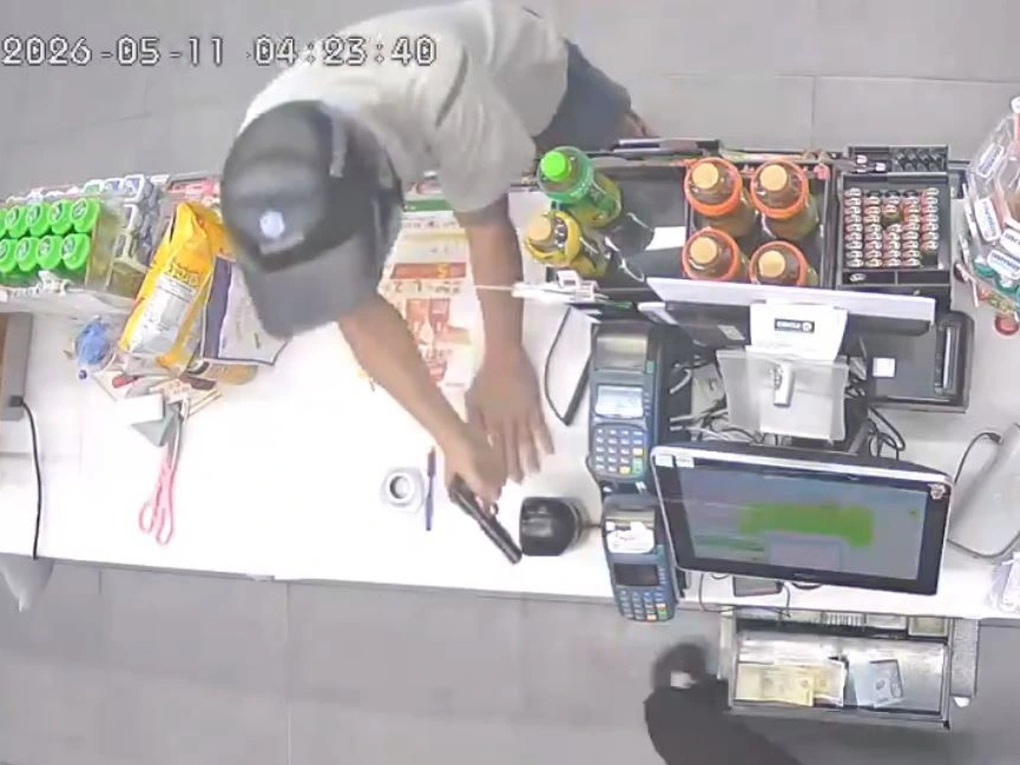 Bắt kẻ nghi dùng vật giống súng cướp tiền tại cửa hàng tiện lợi ở TPHCM - 2 Bắt kẻ nghi dùng vật giống súng cướp tiền tại cửa hàng tiện lợi ở TPHCM - 2