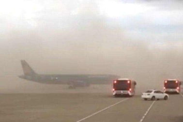 “Đám mây bụi” khổng lồ bao trùm sân bay Phú Bài
