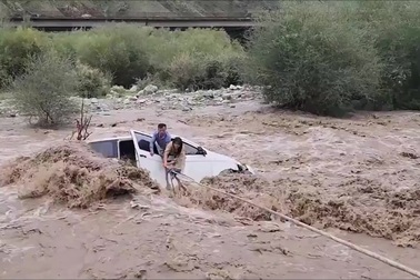 Kịch tính màn giải cứu 2 người bị mắc kẹt giữa dòng lũ dữ