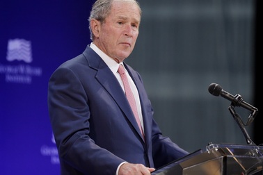 Cựu Tổng thống Bush ngầm công kích chính quyền Donald Trump