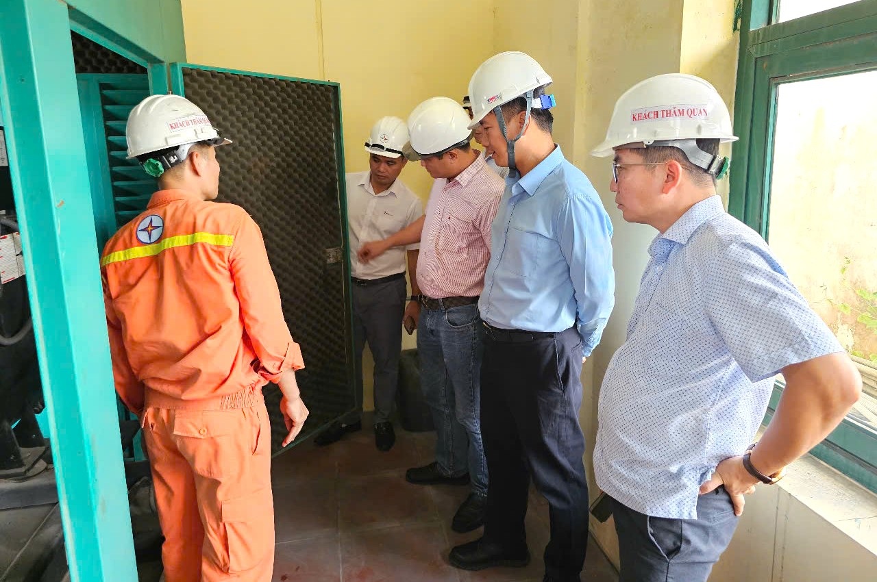 Phó tổng giám đốc EVNNPT kiểm tra công tác ứng phó với bão Matmo - 2