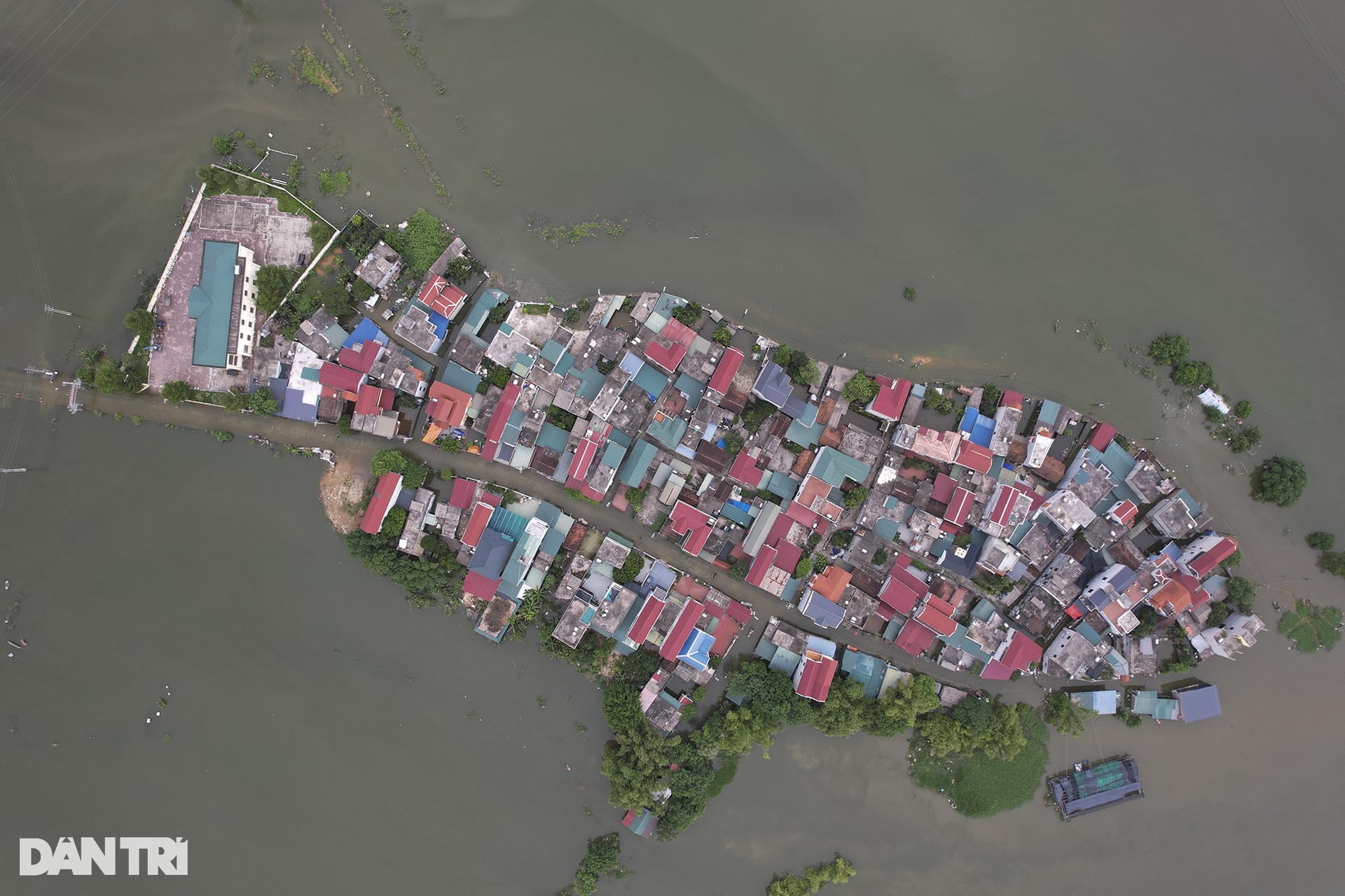 View - Hanoi village isolated by flooding | DTiNews - Dan Tri International, the news gateway of Vietnam