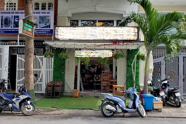 Quán cà phê bị “khủng bố” bằng sơn, mắm tôm