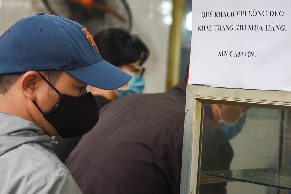 Đeo khẩu trang, cầm nước rửa tay đến xếp hàng mua bánh trôi - 5 Đeo khẩu trang, cầm nước rửa tay đến xếp hàng mua bánh trôi - 5
