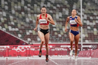 Dưới cơn mưa ở Tokyo, Quách Thị Lan lỡ vé vào chung kết 400m chạy vượt rào