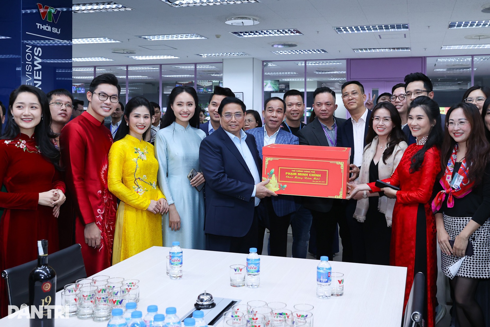 Không khí người dân cả nước hân hoan, vui đón giao thừa Tết Giáp Thìn - 7 Không khí người dân cả nước hân hoan, vui đón giao thừa Tết Giáp Thìn - 7