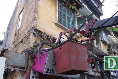 Xe cẩu dỡ mái biệt thự cổ đe doạ an toàn người đi bộ