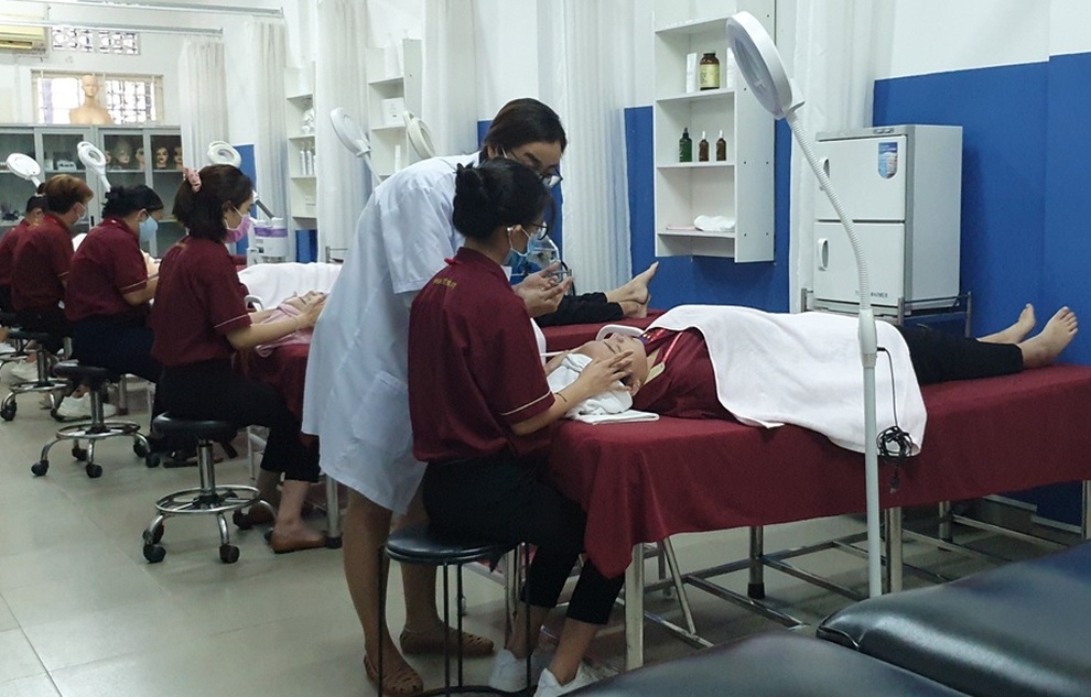 Chăm sóc sắc đẹp là nghề chính quy, có thể học liên thông bậc đại học - 3 Chăm sóc sắc đẹp là nghề chính quy, có thể học liên thông bậc đại học - 3
