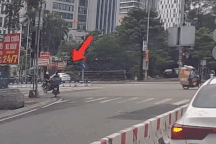 Xe máy đi ngược chiều "đốn ngã" xe máy khác vượt đèn đỏ