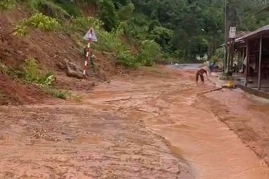 Đường vào thôn Làng Nủ bị sạt lở do mưa lũ