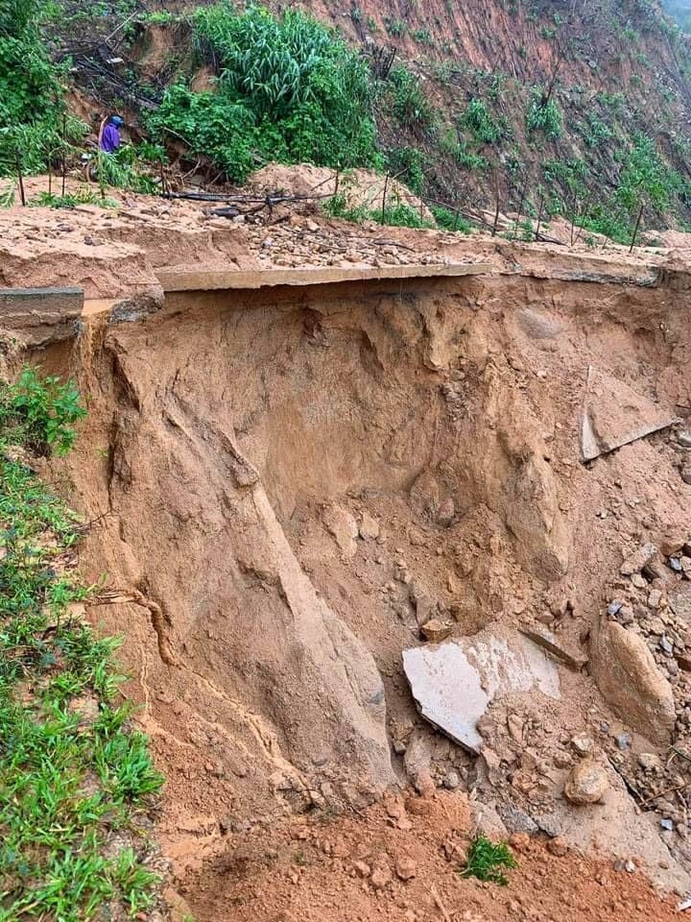 Liên tiếp hứng chịu sạt lở núi, xã vùng cao bị cô lập gần một tháng - 2 Liên tiếp hứng chịu sạt lở núi, xã vùng cao bị cô lập gần một tháng - 2