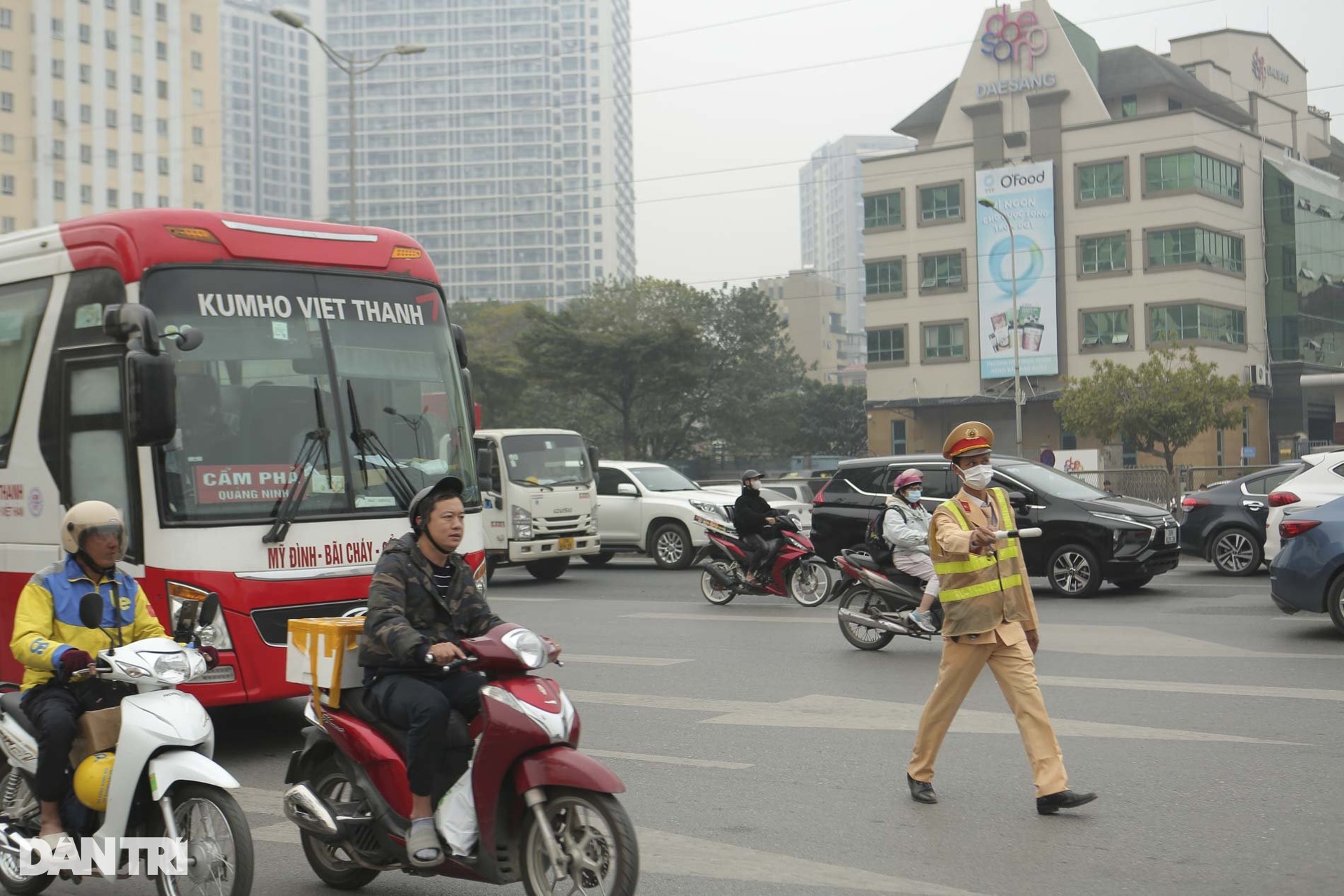 Người dân đổ về quê nghỉ Tết Dương lịch, cửa ngõ Hà Nội ùn tắc kéo dài - 5 Người dân đổ về quê nghỉ Tết Dương lịch, cửa ngõ Hà Nội ùn tắc kéo dài - 5
