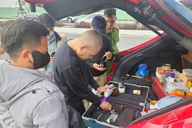 Công an tóm gọn gã giang hồ bị truy nã, cùng nhiều "hàng nóng"