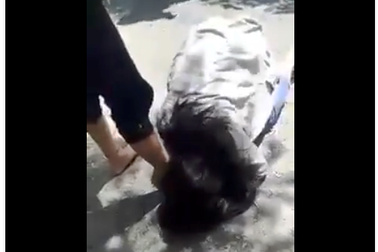 Đánh hội đồng, nữ sinh bắt bạn liếm chân