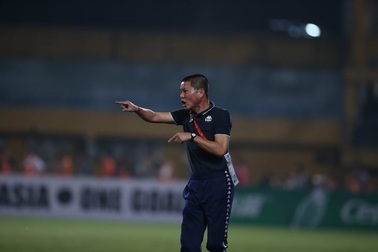 HLV Chu Đình Nghiêm không hài lòng vì cầu thủ April 25 câu giờ lộ liễu