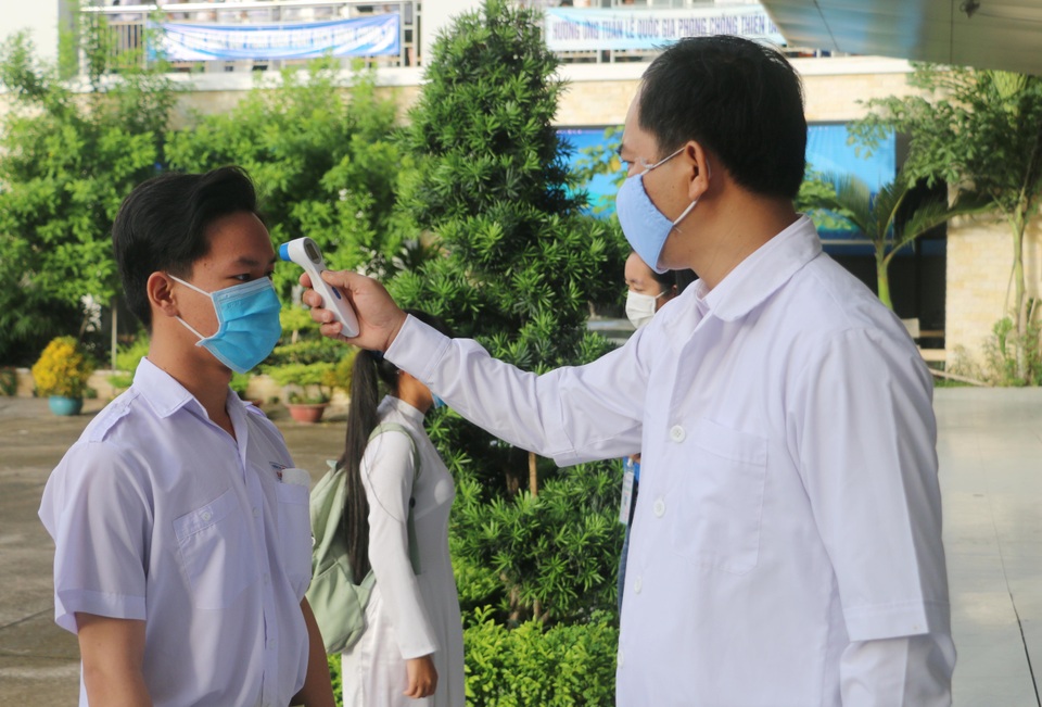 Để quên giấy tờ thi, thí sinh được CSGT dùng xe chuyên dụng chở về nhà lấy - 2 Để quên giấy tờ thi, thí sinh được CSGT dùng xe chuyên dụng chở về nhà lấy - 2