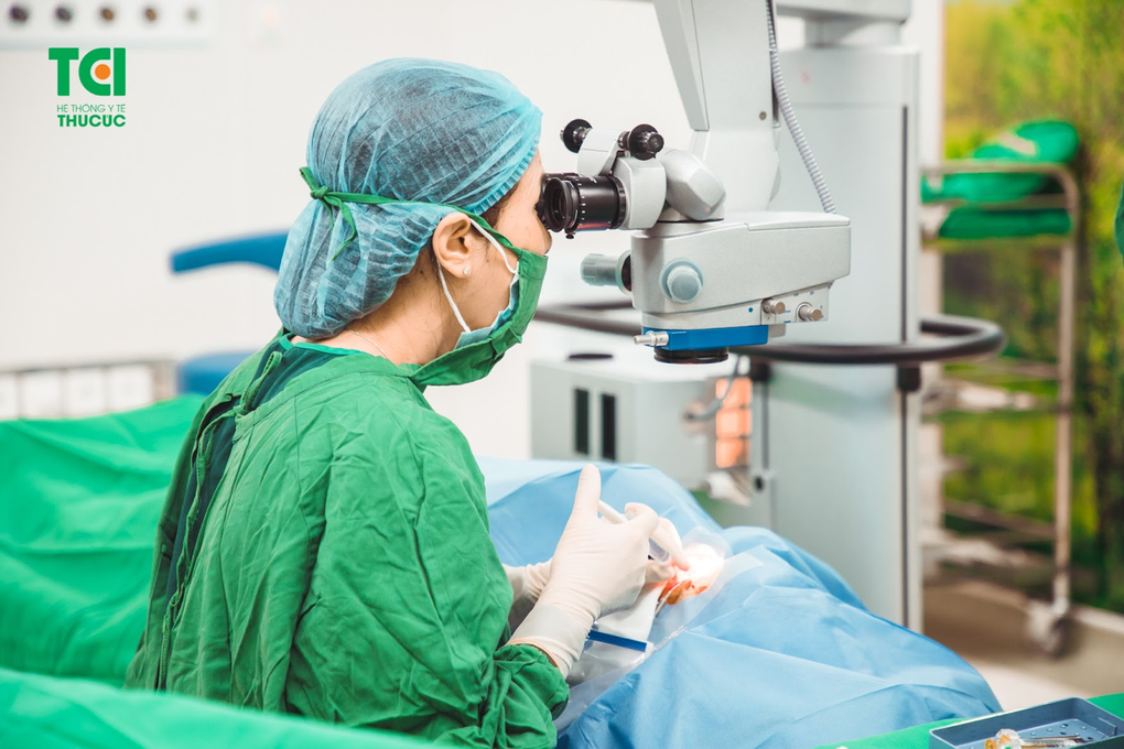 Cứu nguy đôi mắt thoái hóa hoàng điểm, đục thủy tinh thể nặng - 2 Cứu nguy đôi mắt thoái hóa hoàng điểm, đục thủy tinh thể nặng - 2