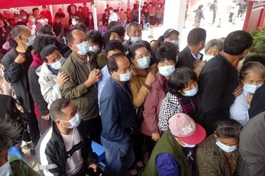 Người Trung Quốc đổ xô tiêm chủng Covid-19 vì ổ dịch trong cộng đồng