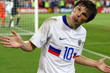 Arshavin giẫm lên người đồng đội để ăn mừng bàn thắng