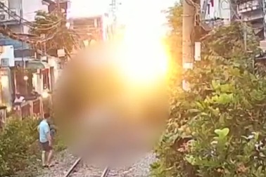 Camera ghi cảnh người đàn ông đi bộ ra đường ray xe lửa khi tàu tới ở TPHCM