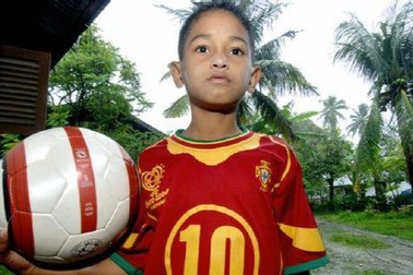 Ngã rẽ cuộc đời của cậu bé sống sót kỳ diệu sau thảm họa sóng thần