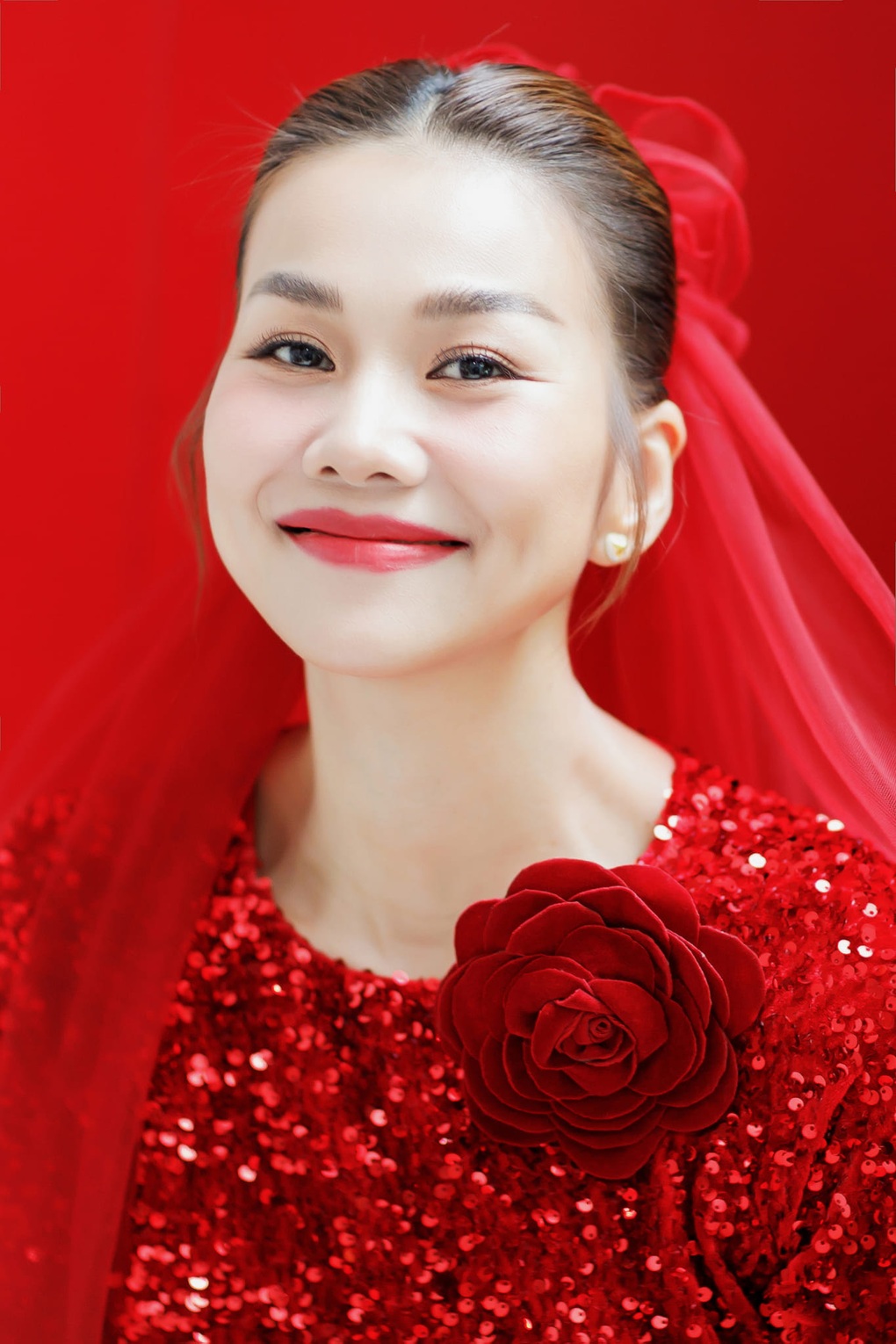 Thanh Hằng rạng rỡ, nắm tay chồng nhạc trưởng trong lễ vu quy - 6 Thanh Hằng rạng rỡ, nắm tay chồng nhạc trưởng trong lễ vu quy - 6