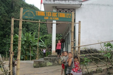 Thăm “ngôi trường mồ côi” giữa đại ngàn