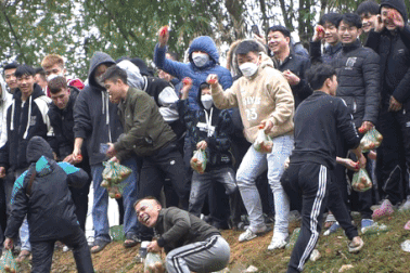 Phiên chợ họp một lần trong năm, người dân "choảng nhau" để cầu may mắn