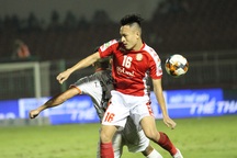 Bùi Tiến Dũng cản phá luân lưu giúp CLB TPHCM đi tiếp