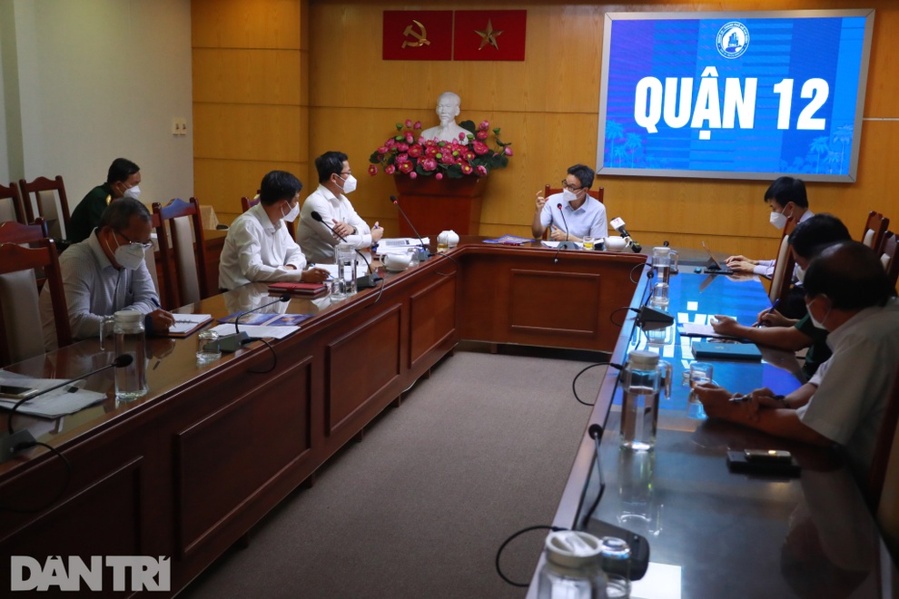 Phó Thủ tướng Vũ Đức Đam: Áp dụng sơ đồ 4-3-3 trong điều trị Covid-19 - 2 Phó Thủ tướng Vũ Đức Đam: Áp dụng sơ đồ 4-3-3 trong điều trị Covid-19 - 2