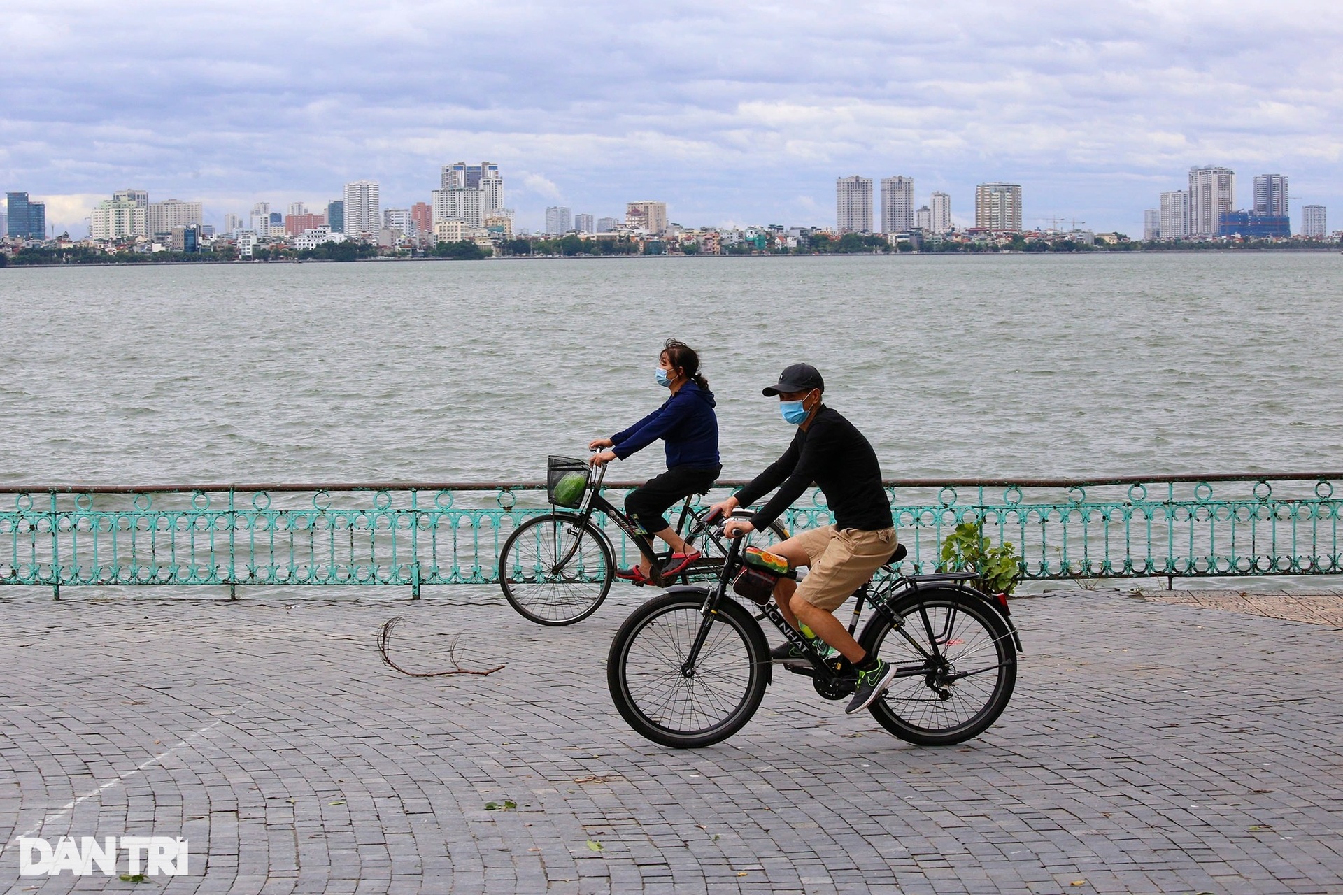 Người Hà Nội co ro trong đợt không khí lạnh tăng cường - 10 Người Hà Nội co ro trong đợt không khí lạnh tăng cường - 10