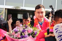 Đội tuyển Việt Nam đổ bộ tới UAE trong vòng vây của người hâm mộ