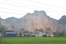 Nam công nhân rơi từ mỏ đá trên cao xuống đất tử vong
