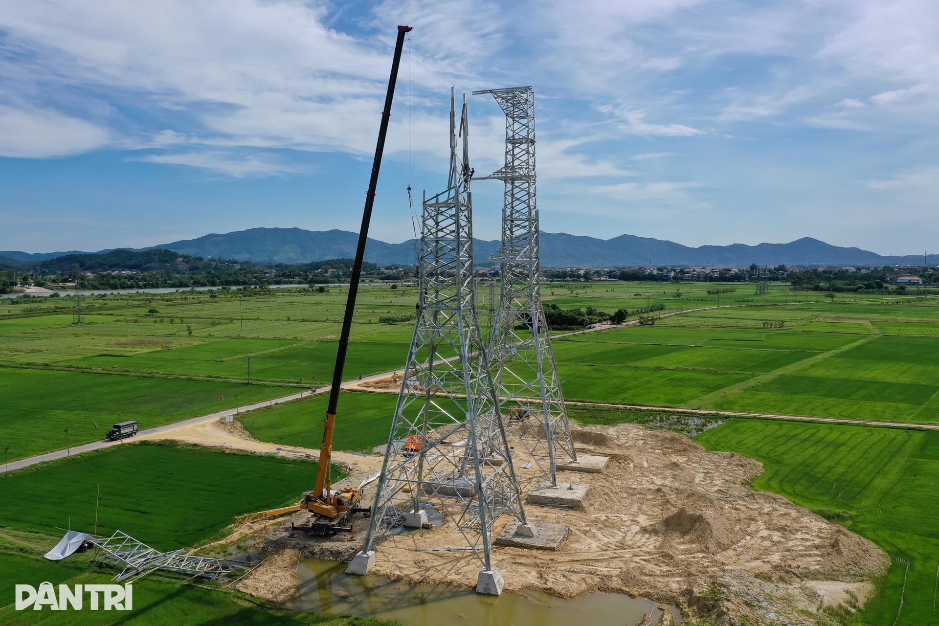 Hành trình của công nhân điện lực miền Nam tại dự án 500kV mạch 3 - 2 Hành trình của công nhân điện lực miền Nam tại dự án 500kV mạch 3 - 2