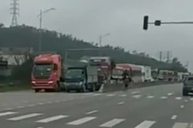 Đèn tín hiệu nhảy loạn xạ, dòng xe nối đuôi nhau không dám di chuyển