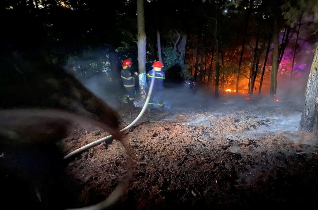 Hàng chục cảnh sát dập tắt vụ cháy rừng ở Sóc Sơn - 1