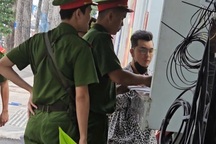 Ca sĩ Ưng Hoàng Phúc đến Công an TPHCM làm việc