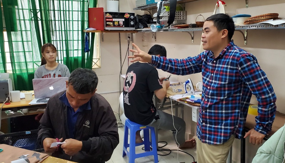 Người đàn ông khuyết tật thành công với ý tưởng biến rác thành tiền - 2 Người đàn ông khuyết tật thành công với ý tưởng biến rác thành tiền - 2