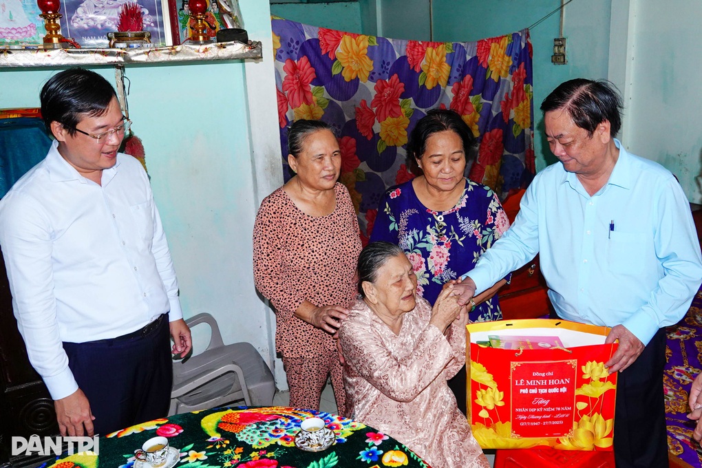 Đoàn công tác Trung ương thăm, tri ân các gia đình chính sách ở Đồng Tháp - 2 Đoàn công tác Trung ương thăm, tri ân các gia đình chính sách ở Đồng Tháp - 2